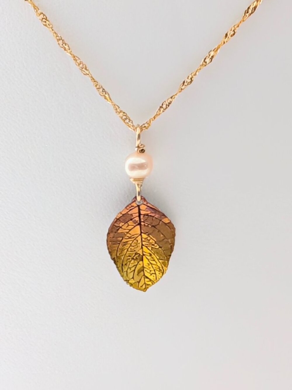 NWT Holly Yashi healing leaf necklace